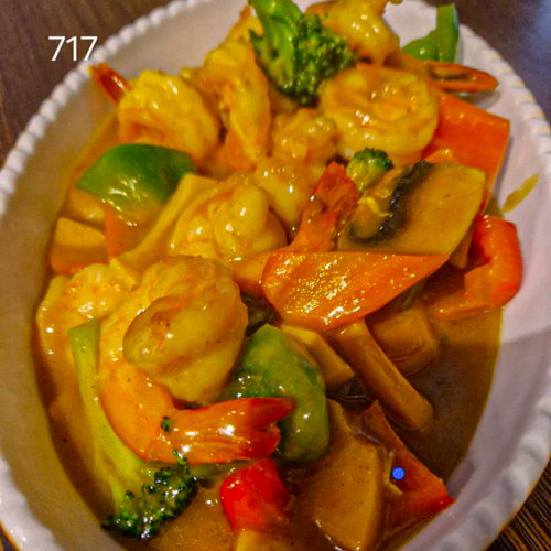 Scampis sautés à la sauce curry sur plaque de fer chaude